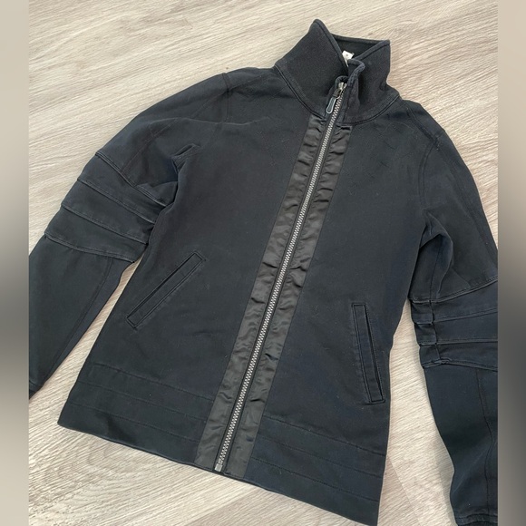 LULULEMON Charcoal Grey Zip up Jacket w/accordion elbows & logo shoulder. - Picture 5 of 12